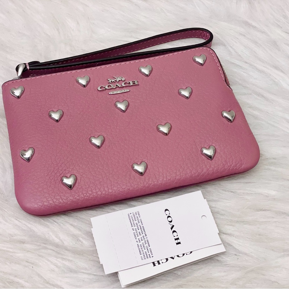 NWT Coach Corner Zip Wristlet With Heart Rivets CDF06 In Silver/Peony - Picture 2 of 5